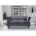 Samt-Loveseat im Chesterfield-Stil mit gerollten Armlehnen und Nagelkopfdetails