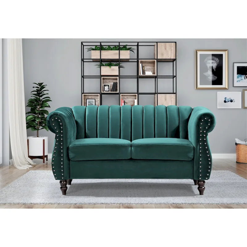 Samt-Loveseat im Chesterfield-Stil mit gerollten Armlehnen und Nagelkopfdetails