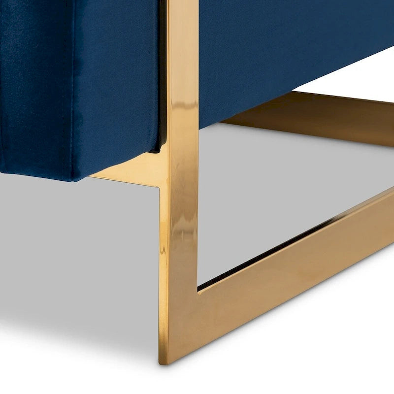 Poltrona de tecido de veludo glamoroso com estrutura em aço inoxidável e acabamento dourado