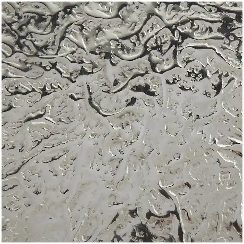 Schmaler geometrischer Beistelltisch aus strukturiertem Aluminium - Silber, Gold oder Grau