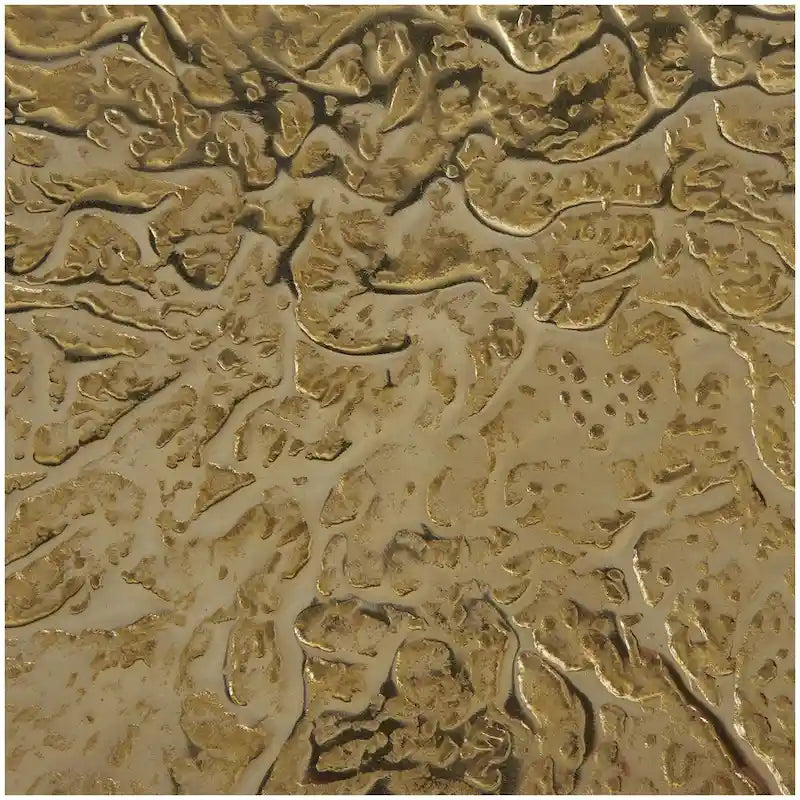 Schmaler geometrischer Beistelltisch aus strukturiertem Aluminium - Silber, Gold oder Grau